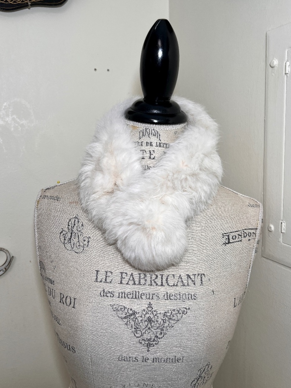 Vintage neck real rabbit fur white scarf w/pompon wrapps softly around the neck